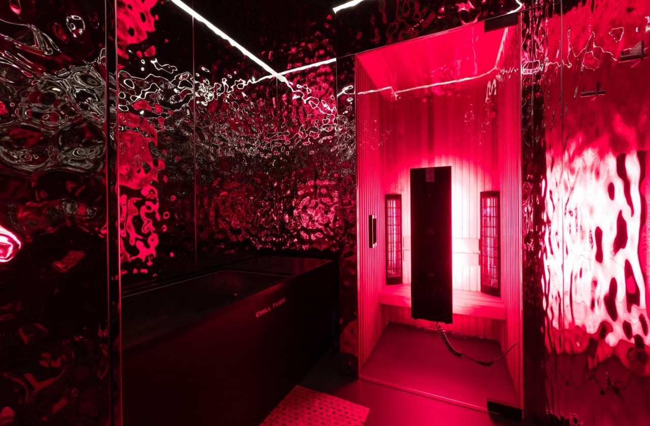 The recovery area: infrared sauna and mirrored walls
